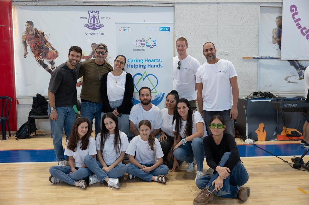 הצוות בתמונה משותפת (צילום: לין יוחאי) מדינה בהתנדבות