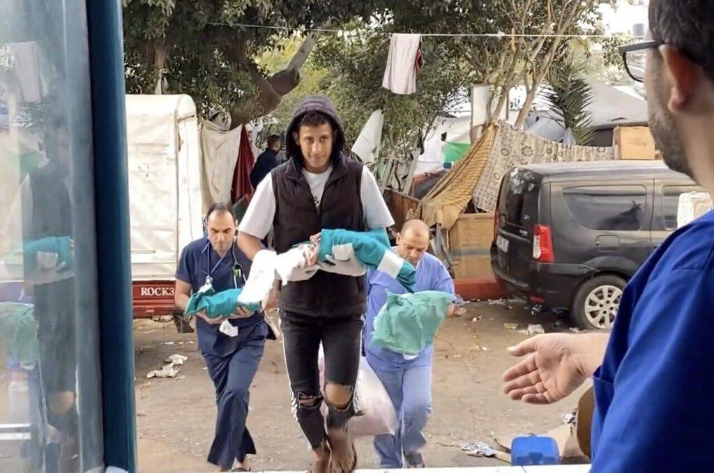 פגים מועברים ממתחם אחד לאחר בתוך בית החולים שיפא פגים במתחם הרפואי שיפא