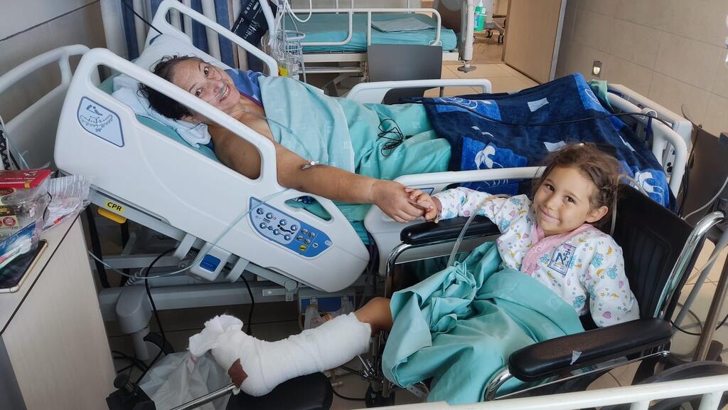 אלה רוז'נסקי ונכדתה אופק שנפצעו בקיבוץ חולית בתחילת האשפוז שלהן בבית החולים (צילום: באדיבות המשפחה) אלה רוז'נסקי ונכדתה אופק שנפצעו בקיבוץ חולית