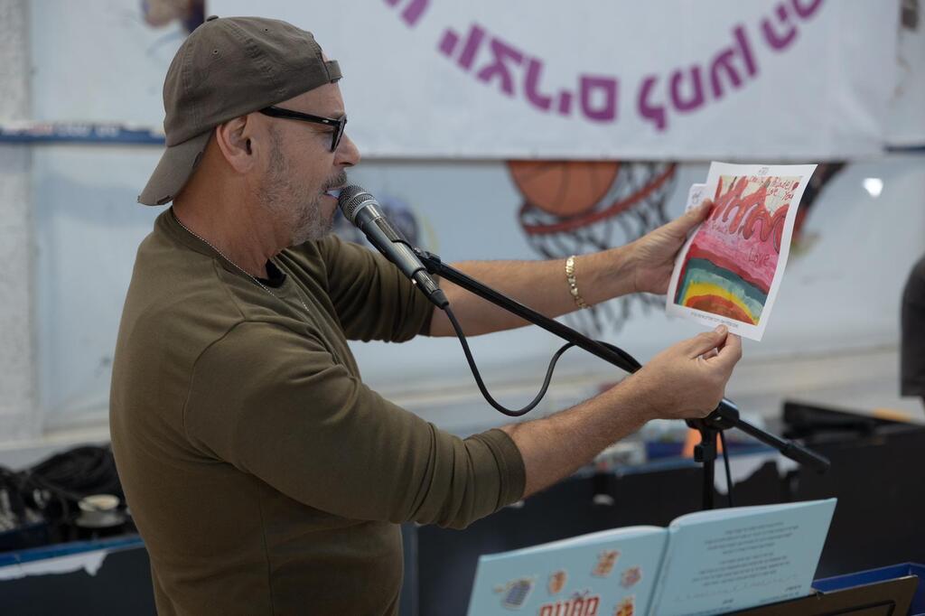 שימח את הילדים. רמי קלינשטיין (צילום: לירן יוחאי) מדינה בהתנדבות