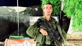 עם כיפה, פאות, מדים ונשק. אלימלך ריסס