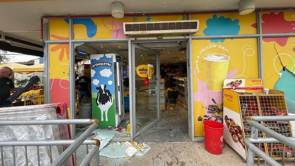 החנות, לאחר שנהרסה ונבזזה חנות היילו של מוירס אטיאס לאחר שנפרצה ונבזזה