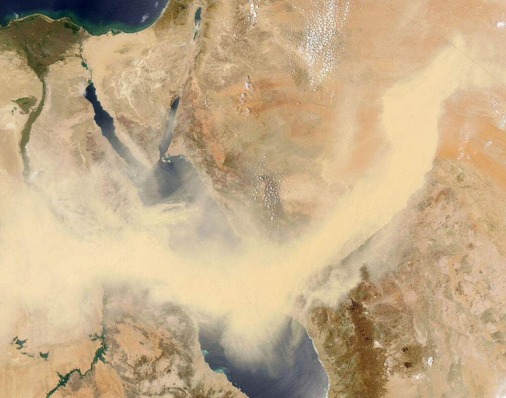 צילום לווייני של סופת חול מעל ים סוף, 2005