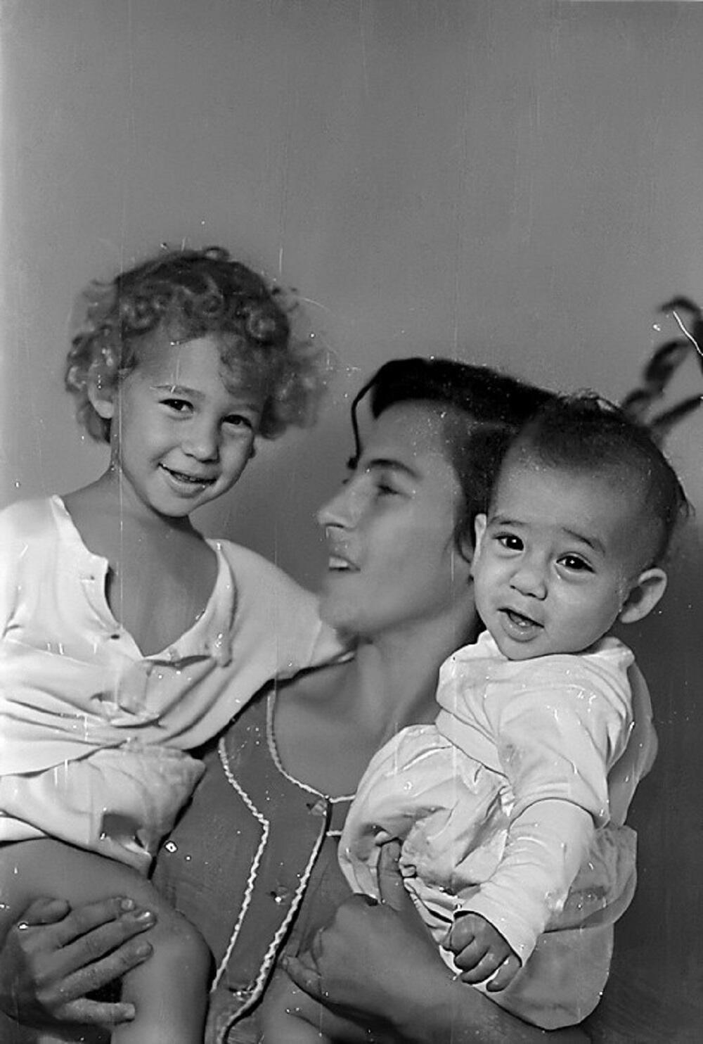 Aviva Sela as young adult with Danny and Dorit, two of her children (Photo: Family Album) אביבה סלע בצעירותה עם דני ואורית, שניים מילדיה