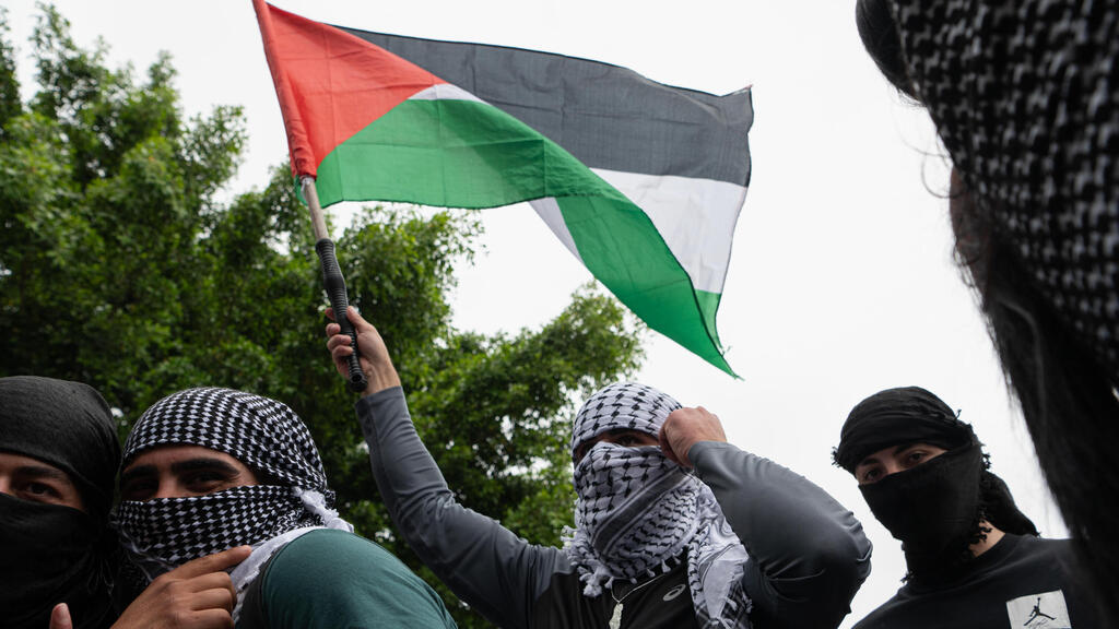 מפגינים פרו-פלסטינים בכאפיות בסידני