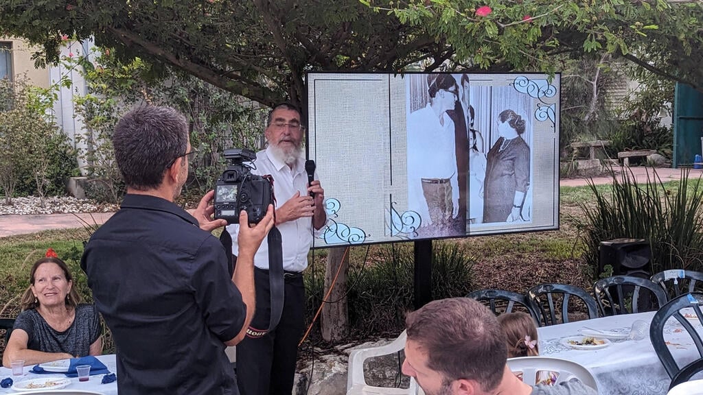 Roy Edan at the Mor family's gathering (Photo: Sagit Mor) זיכרון צילומי - ימים לפני שנרצח בטבח, צילם רועי עידן מפגש משפחתי מרגש בכפר עזה
