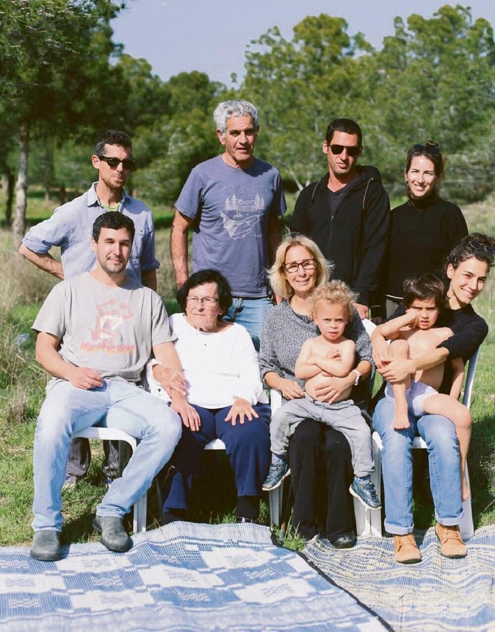 Aviva Sela with Orit Swirsky to her right, who was murdered, Rafi Swirsky above her who was also murdered and the grandson Itai who is abducted (Photo: Family Album) אביבה סלע עם אורית סבירסקי ז"ל מימינה, רפי סבירסקי ז"ל מעליה והנכד החטוף איתי, לשמאלה