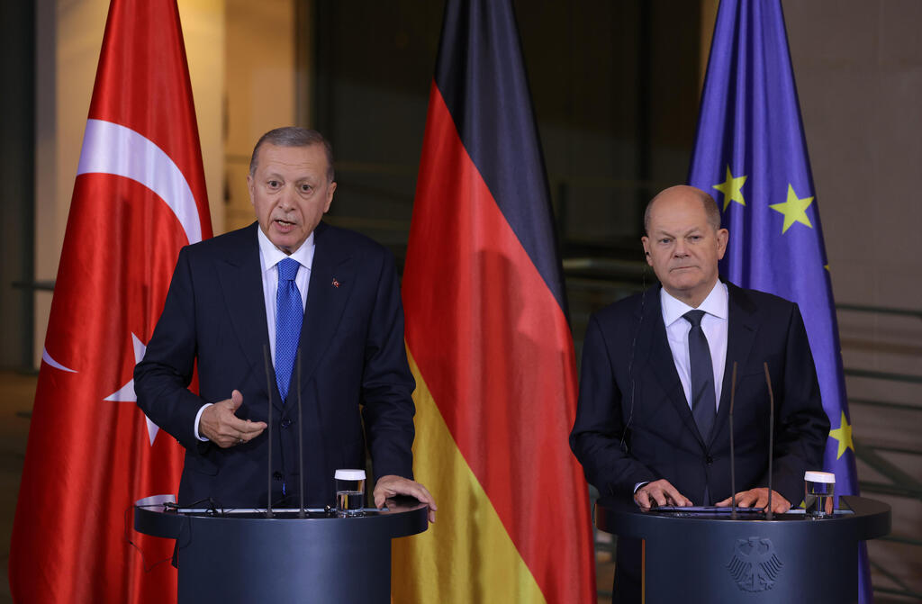 Erdogan and Scholz (Photo: Sean Gallup/Getty Images) קנצלר גרמניה אולף שולץ עם שיא טורקיה רג'פ טראיפ ארדואן ב ברלין