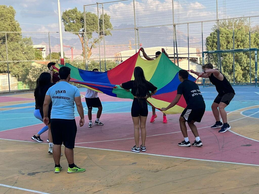 קורס ייחודי בן שלושה ימים שעברו כ-15 בני נוער מפונים מיישובי הדרום בגילאי 16-17 עם המאמנים המוסמכים של "החלוץ" (צילום: "החלוץ - חינוך דרך ספורט") מדינה בהתנדבות