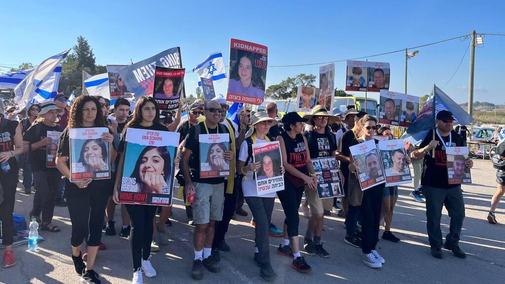 צעדת משפחות החטופים. קריאות לצלב האדום (צילום: רוני גרין שאולוב) צעדת משפחות החטופים והנעדרים יוצאת מלטרון