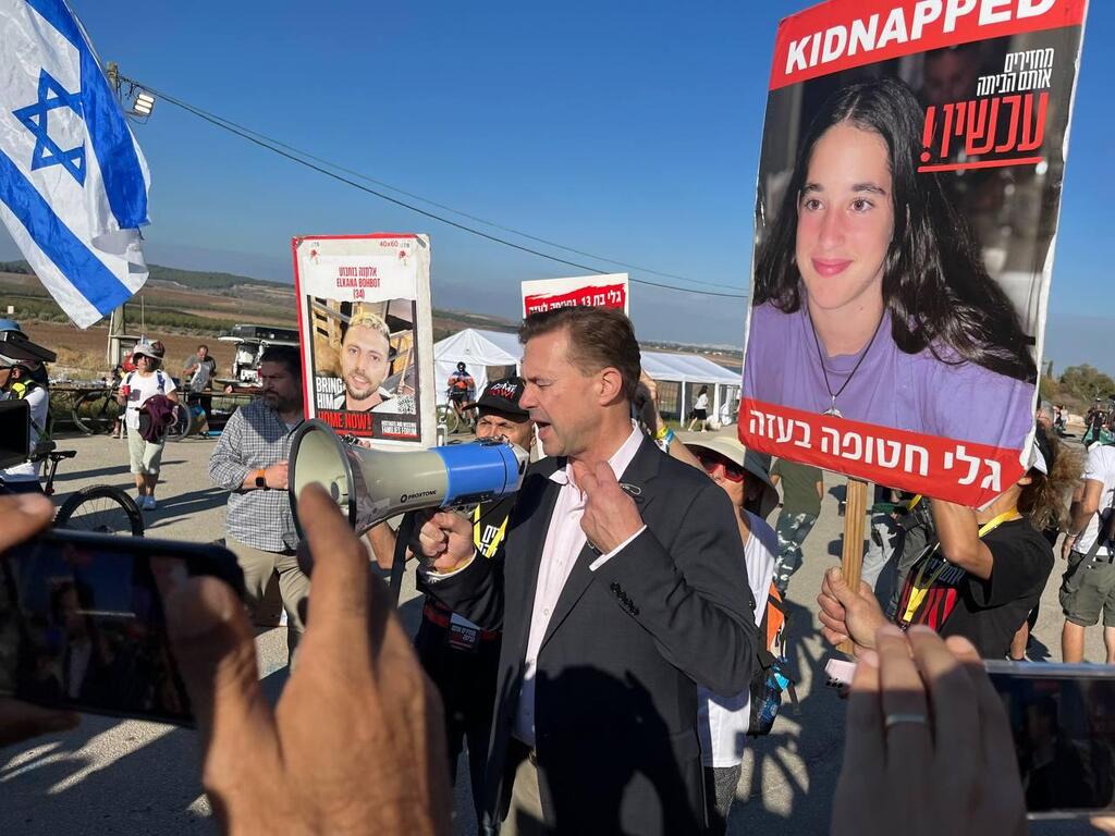 שגריר גרמניה שטפן זייברט בצעדת המשפחות (צילום: רוני גרין שאולוב) שגריר גרמניה בצעדת משפחות החטופים והנעדרים יוצאת מלטרון