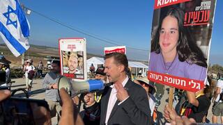 שגריר גרמניה בצעדת משפחות החטופים והנעדרים יוצאת מלטרון