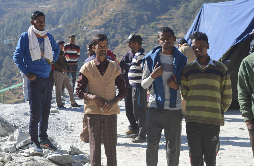 הודו ניסיון לחלץ 41 פועלים לכודים מנהרה ש קרסה ב המלאיה