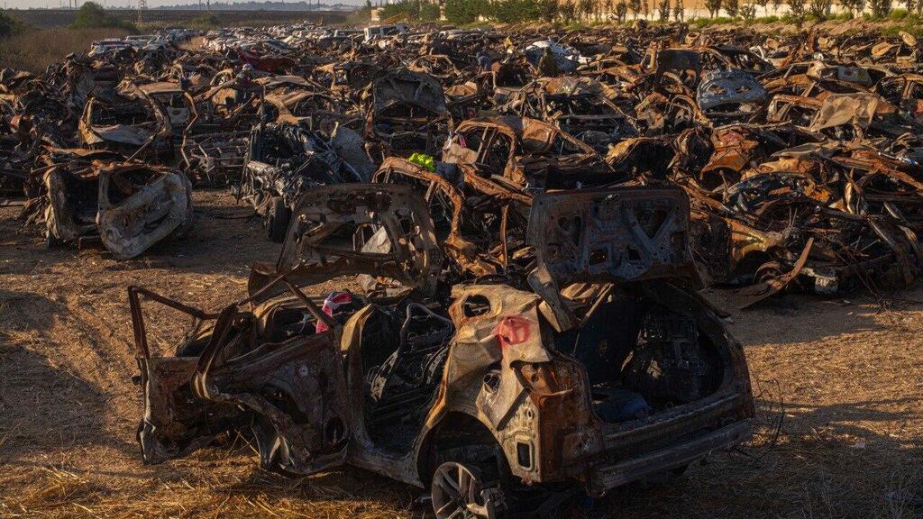 Wrecked cars taken from the site of the Nova Music Festival (Photo: Yuval Chen) פרעות "נובה" מגרש המכוניות שהוקם בשדה פתוח עם כ 1000 מכוניות מפויחות של נרצחי המסיבה ברעים