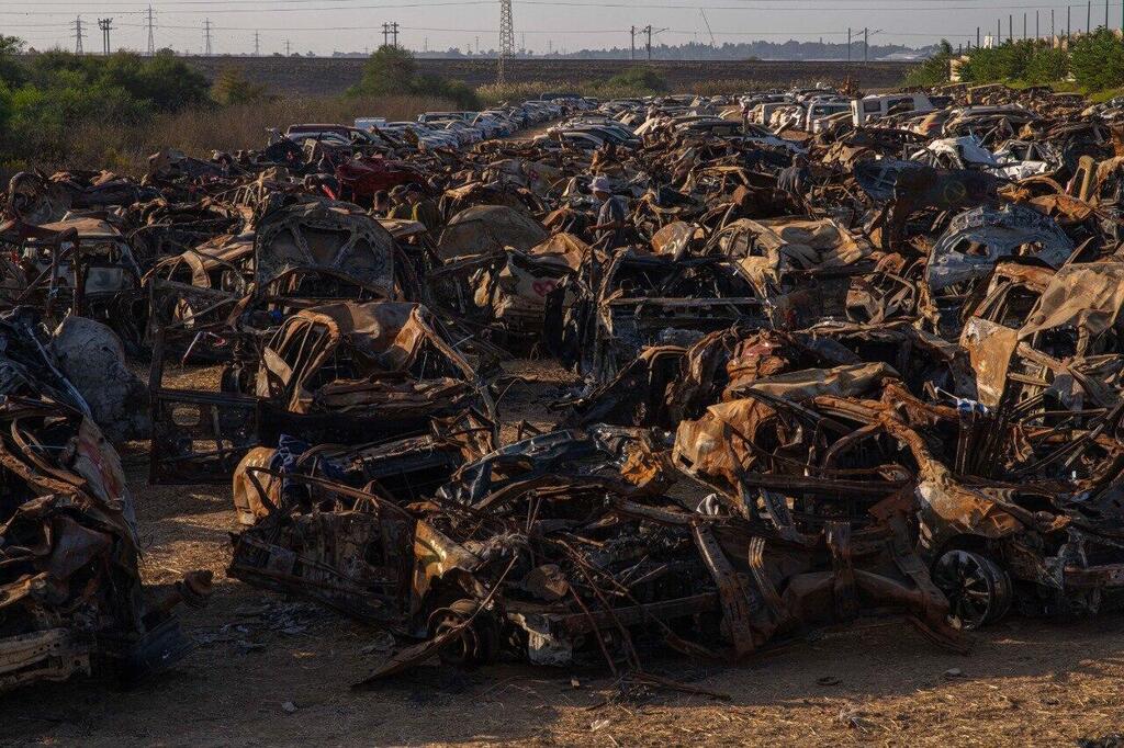 The aftermath of the Nova music festival where hundreds were massacred (Photo: Yuval Chen) פרעות "נובה" מגרש המכוניות שהוקם בשדה פתוח עם כ 1000 מכוניות מפויחות של נרצחי המסיבה ברעים