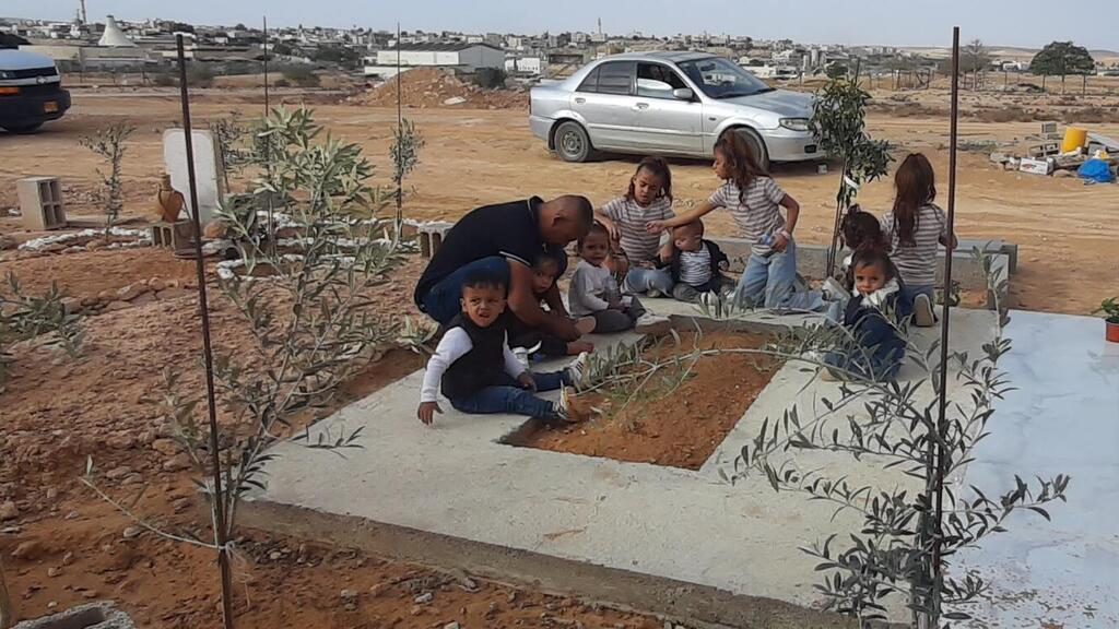 קברה, ילדיה ובעלה של פאטמה אבו עראר, שנרצחה בידי חמאס ב-7 באוקטובר