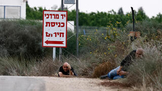 תופסים מחסה ליד יד מרדכי