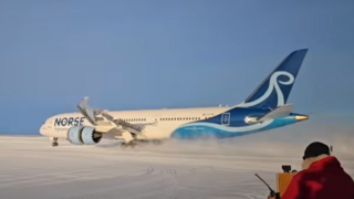 מטוס בואינג 787 של חברת נורס אטלנטיק איירווייז נוחת באנטרקטיקה