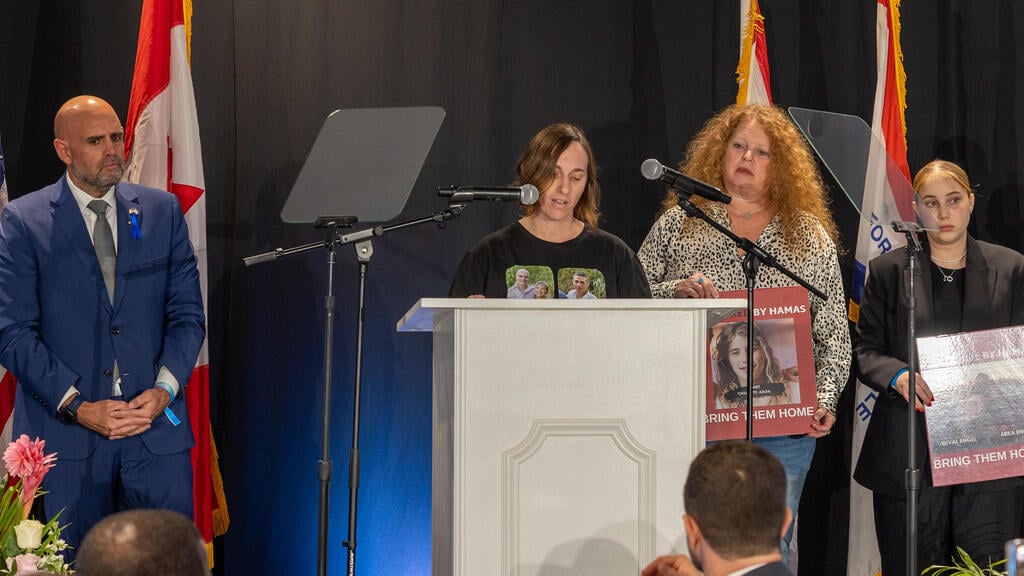 Representatives of the families of the hostages with the Israeli consul in Miami Maor Elbaz Strinsky (Photo: Bonomotion) כנס ארגון CAM
