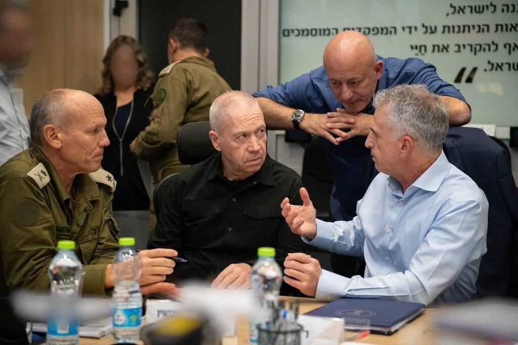 גלנט עם הנושאים והנותנים הישראלים העיקריים, ברנע וניצן אלון (צילום: שחר יורמן) שר הביטחון יואב גלנט בהתכנסות קבינט ניהול המלחמה