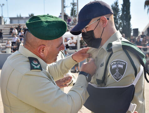 סמ"ש א' מקבל את הסיכה ממפקד מג"ב yk13683021