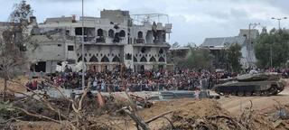 אזרחים עזתים מתפנים דרומה בציר הומניטרי של צה"ל