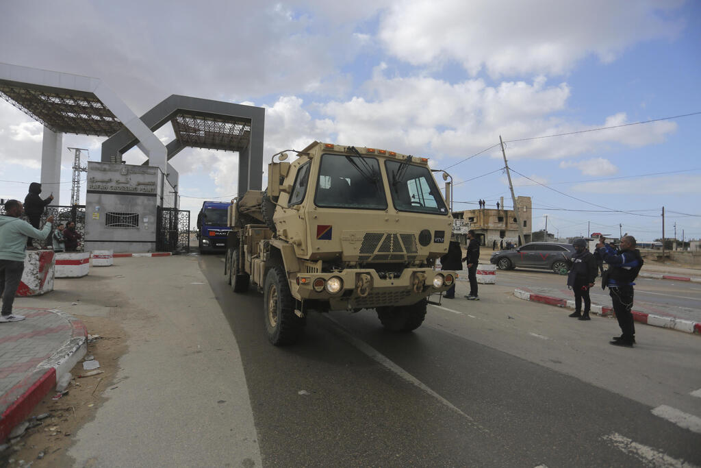 מעבר רפיח. משם יועברו החטופים מהרצועה למצרים, בדרך לישראל (צילום: AP / Hatem Ali) משאיות במעבר רפיח