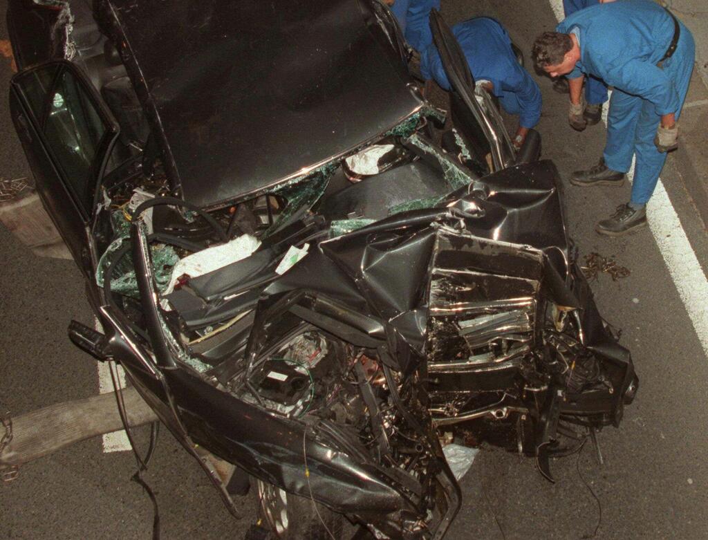 הרכב המרוסק אחרי תאונת הדרכים שבהם נהרגו דיאנה ואל פאיד