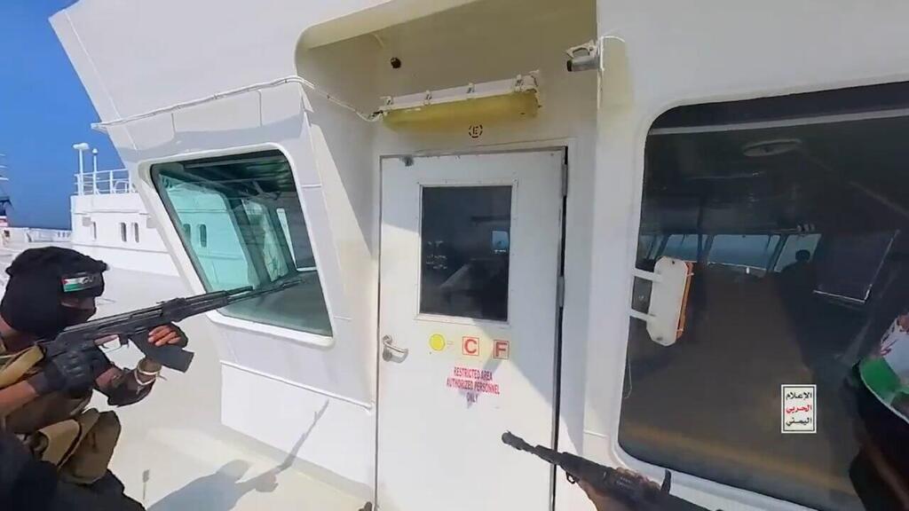 תיעוד השתלטות ח'ותים על אוניית משא בים האדום 
