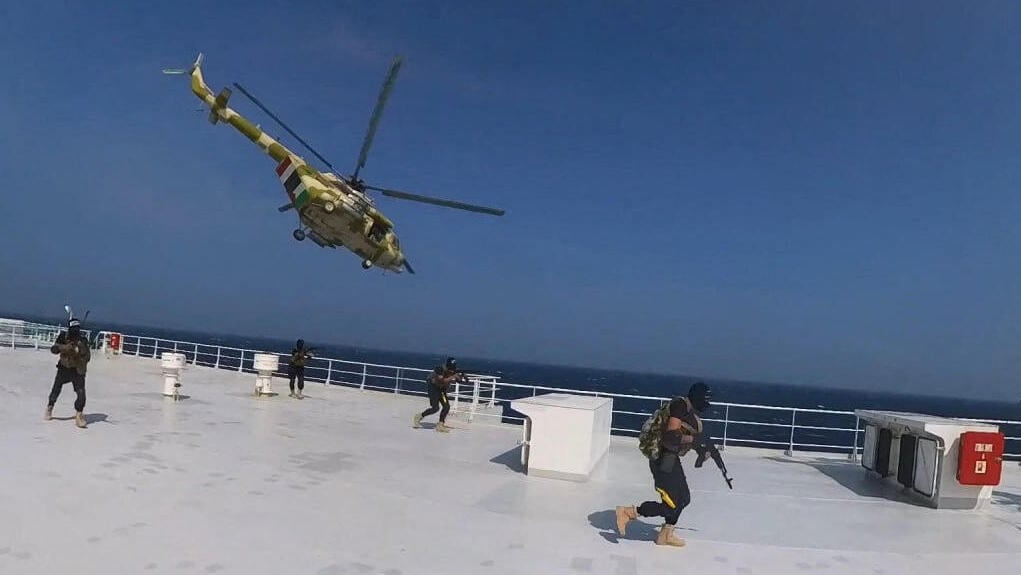 Houthi takeover of a ship in the Red Sea (Photo: Houthi Military Media/Handout via REUTERS) תיעוד השתלטות ח'ותים על אוניית משא בים האדום
