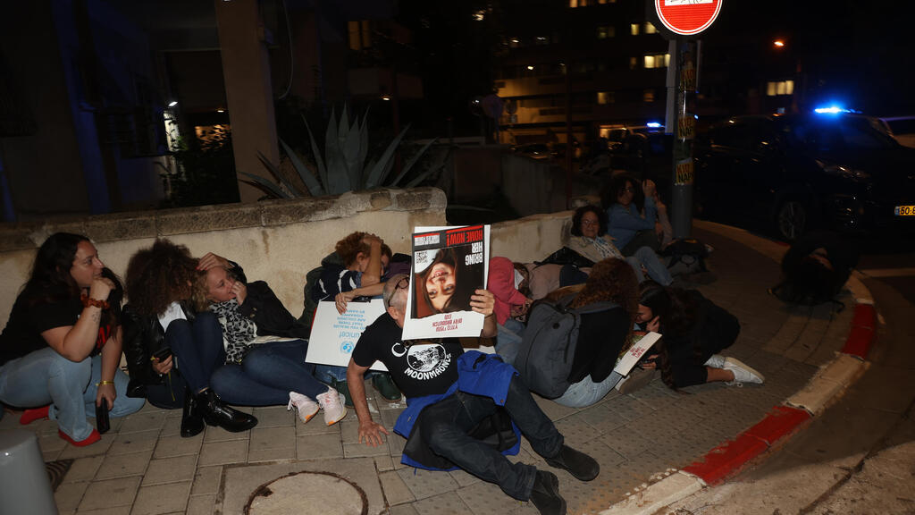 תופסים מחסה מול משרדי יוניסף בתל אביב בזמן אזעקה