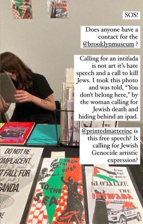 יריד מכירה של חפצי אמנות והדפסים עם סיסמאות שקוראות להשמדת ישראל במוזיאון בניו יורק