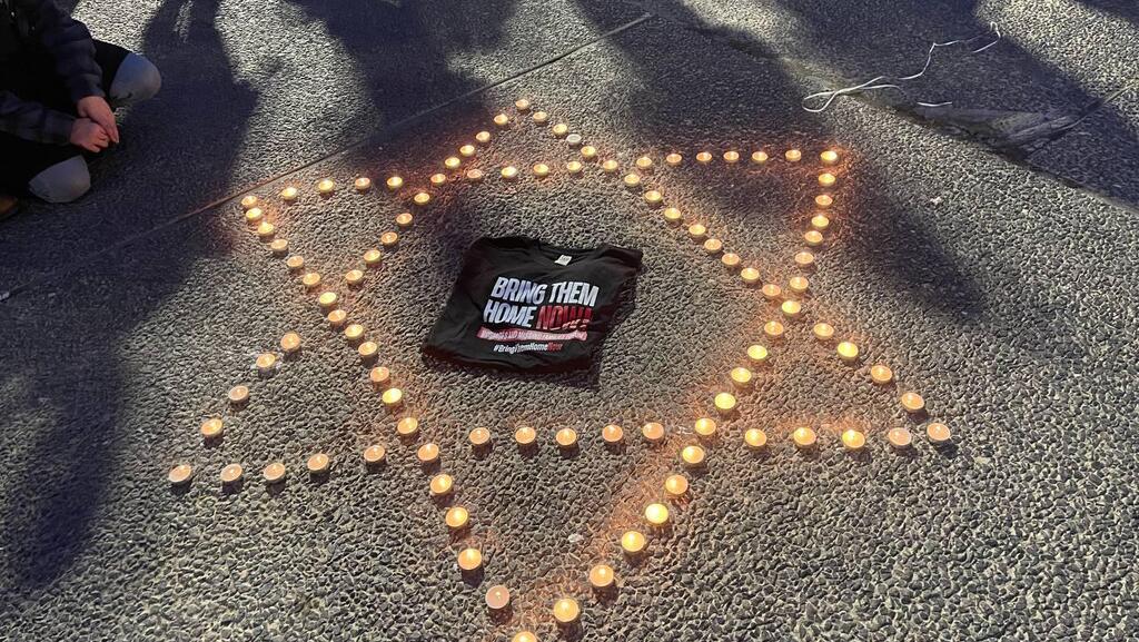 Candles lit for hostages held in Gaza (Photo: Roy Rubinstein) כיכר החטופים