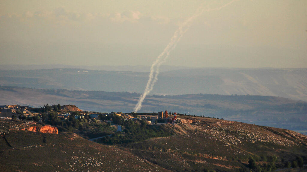 שיגור רקטות של חיזבאללה לעבר ישראל בדרום לבנון