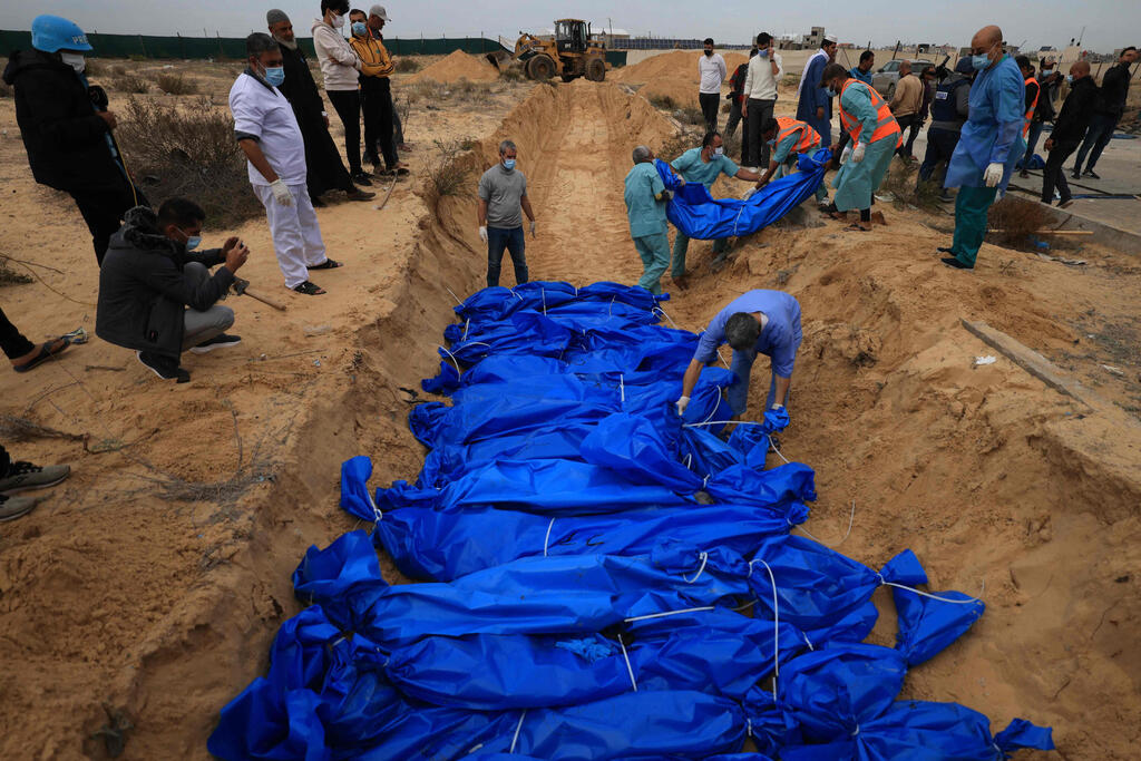 קבורה המונית בחאן יונס (צילום: Mahmud HAMS / AFP) קבר אחים בחאן יונס