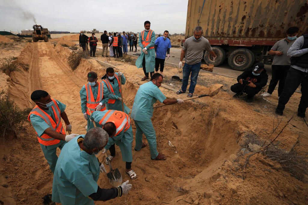 קבר אחים בחאן יונס (צילום: Mahmud HAMS / AFP) קבר אחים בחאן יונס