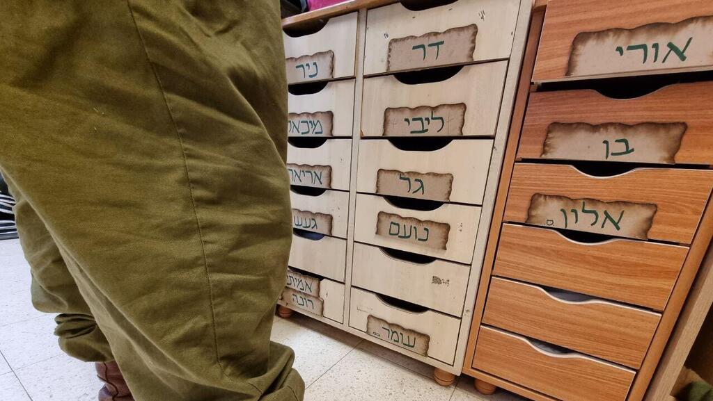 מגירות אישיות של ילדי הגן (צילום: אמיר דרור) גן הילדים בעוטף שהפך לבסיס צבאי