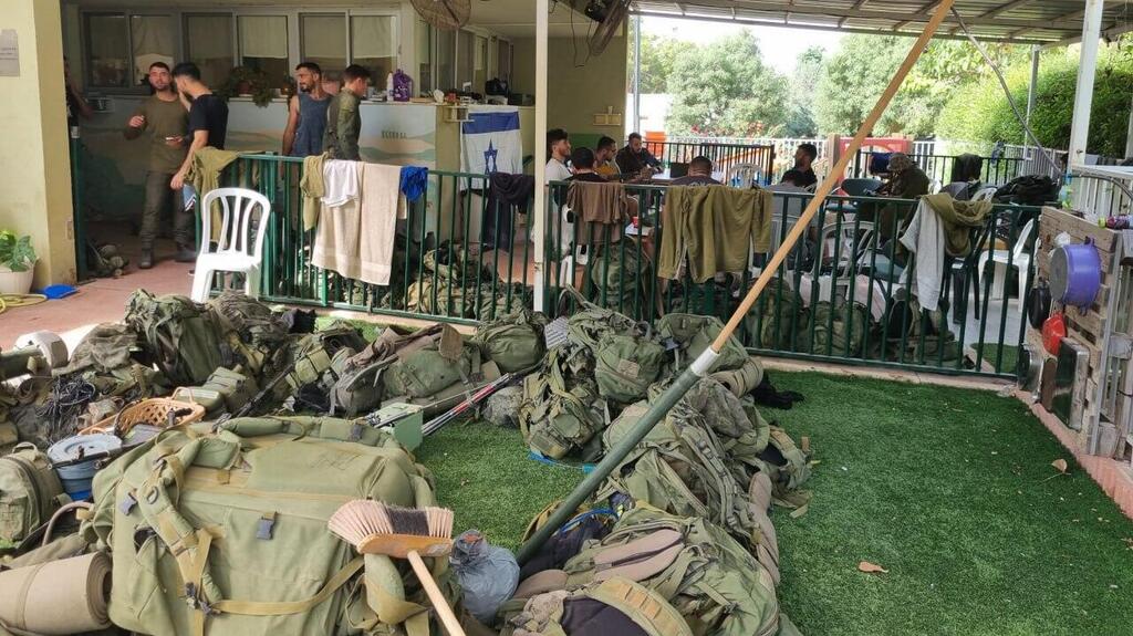 החצר של הגן, עמוסה בציוד של הלוחמים (צילום: אסף קמר) גן הילדים בעוטף שהפך לבסיס צבאי