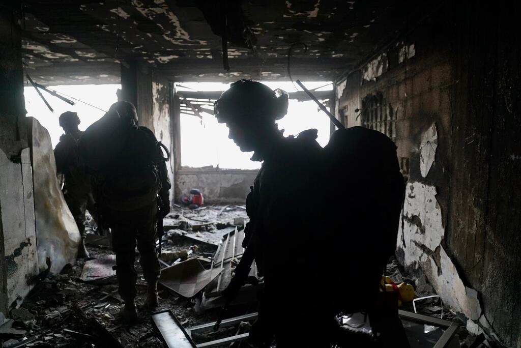 IDF forces patrol ruins in search of weapons and terrorists (Photo: IDF Spokesperson's Unit) תיעוד פעילות צה"ל ברצועת עזה