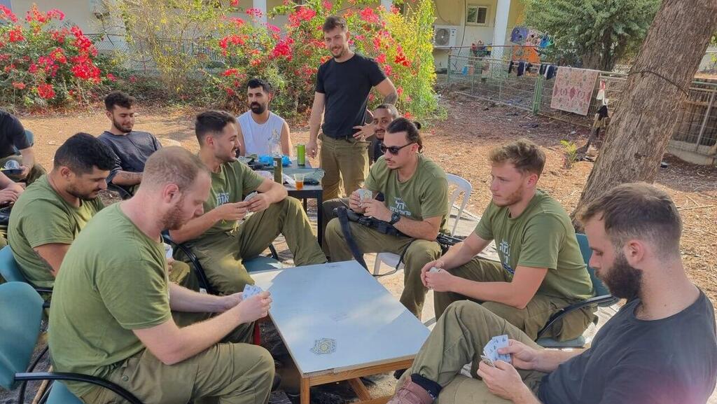 לוחמים בחצר הגן (צילום: אסף קמר) גן הילדים בעוטף שהפך לבסיס צבאי