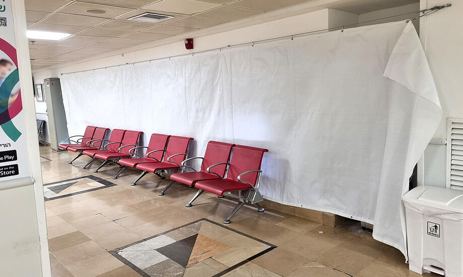 פרגודים שהוקמו בבית החולים שיבא לקראת קבלת החטופים | צילום: יריב כץ yk13687778
