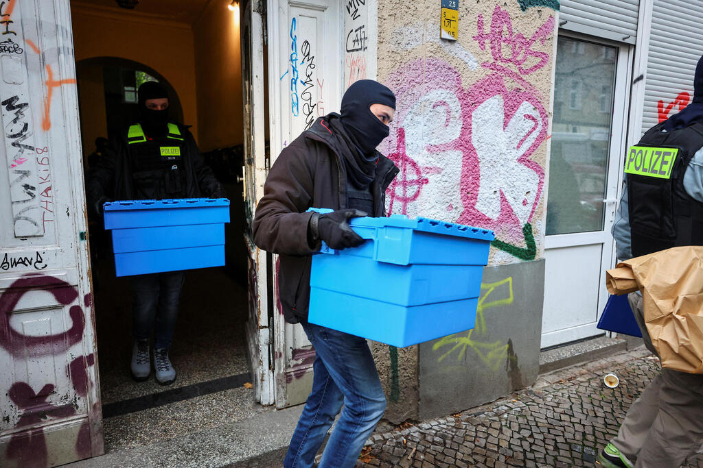 German police raid building with Hamas supporters (Photo: REUTERS/Fabrizio Bensch) פשיטה בברלין על דירה של חשודים בתמיכה בחמאס