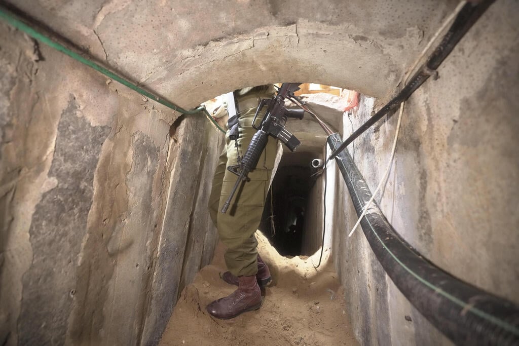 Underground tunnel found under the hospital (Photo: AP / Victor R. Caivano) חיילים ישראלים מראים לתקשורת מנהרה תת-קרקעית שנמצאה מתחת לבית החולים שיפא בעיר עזה