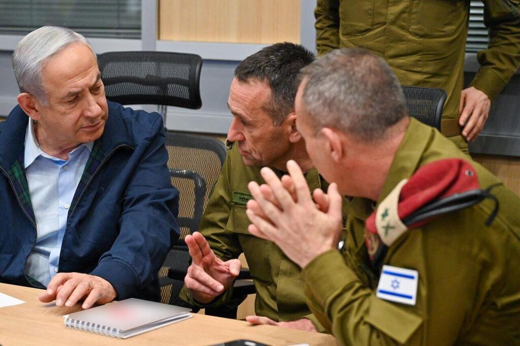 Prime Minister Benjamin Netanyahu and IDF Cheif of Staff Lt. Gen. Herzi Halevi in the War Cabinet (Photo: Kobi Gideon, GPO) דיון ביטחוני בקריה עם חברי קבינט המלחמה