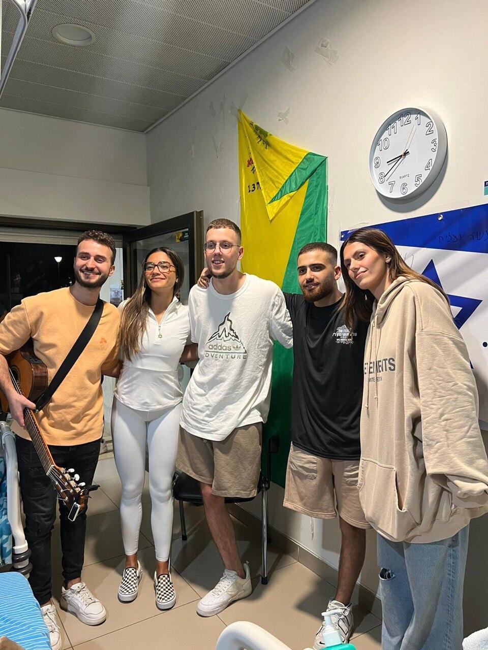 "אני מעריצה שלהם". שחר חיון מופיעה בפני פצועים (צילום: פרטי) שחר חיון התנדבות