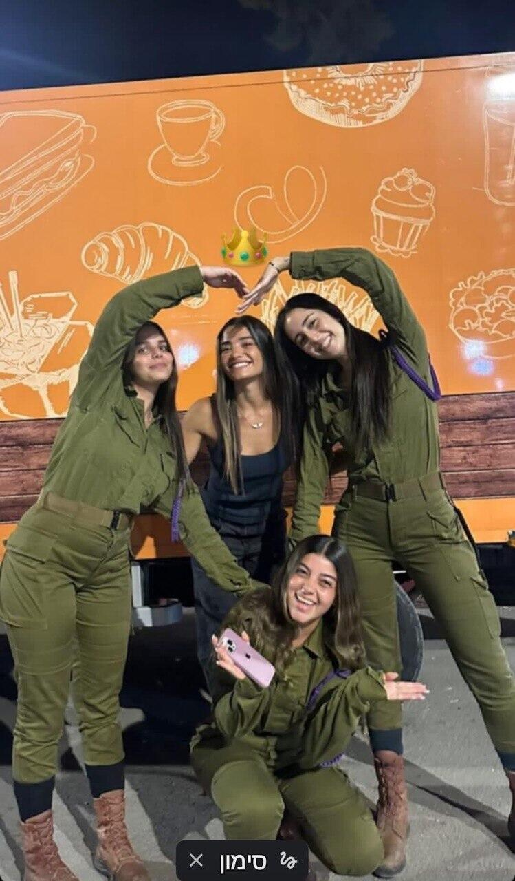 שחר חיון עם חיילות בבסיס (צילום: פרטי) שחר חיון התנדבות