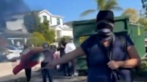 מפגינים פרו פלסטינים מתפרעים מול ביתו של נשיא איפא”ק, מייקל טוצ׳ין, בקליפורניה, ארה"ב