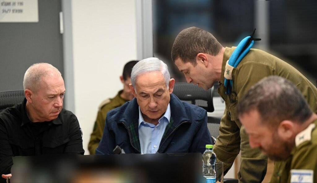 בנימין נתניהו ויואב גלנט, במוצ"ש בקריה בתל אביב (צילום: חיים צח /לע"מ) ראש הממשלה בנימין נתניהו ושר הביטחון יואב גלנט עוקבים אחר האופרציה של העברת החטופים בקריה בתל אביב
