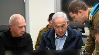 ראש הממשלה בנימין נתניהו ושר הביטחון יואב גלנט עוקבים אחר האופרציה של העברת החטופים בקריה בתל אביב