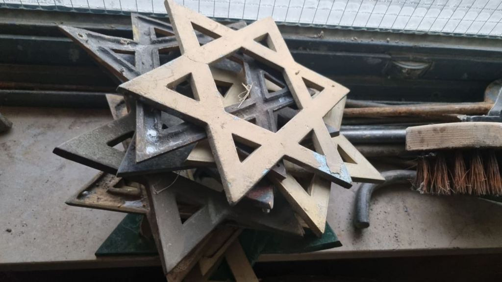 Jewish cemetery vandalized in Belgium המצבות שהשחיתו בחלק היהודי בבית הקברות במרסינל, בלגיה